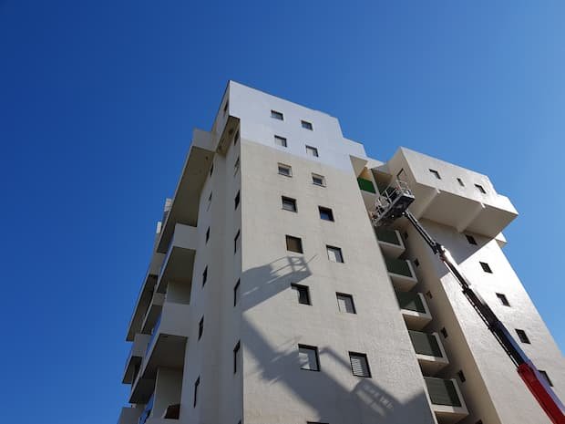 חיזוק אריחי שיש בבניין לאחר שיקום – חזית נקייה ובטוחה